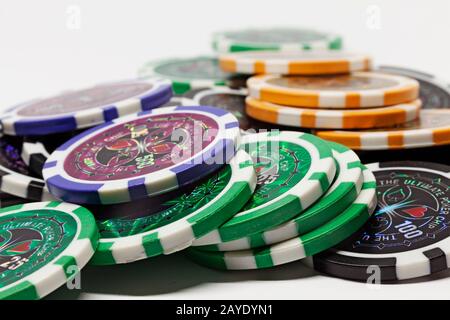 Beaucoup de jetons mixtes de jeu de poker allongé sur la table Banque D'Images