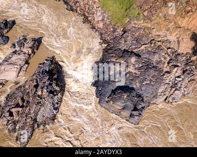 Chutes aériennes d'Epupa sur la rivière Kunene en Namibie Banque D'Images