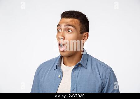 Choqué, étonné jeune s'est demandé gars avec la coupe courte, la mâchoire de goutte, la bouche ouverte de fasciné et étonnement, en crachant les yeux à ce point Banque D'Images