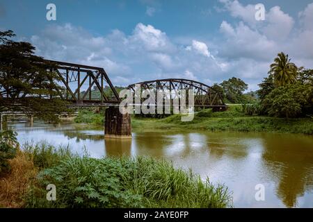 Chemin de fer Lang Suan au-dessus de la rivière à Chumphon en Thaïlande Banque D'Images