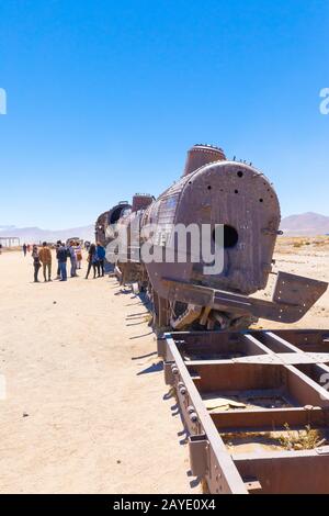 Bolivie les touristes Uyuni prennent des photos du cimetière du train Banque D'Images