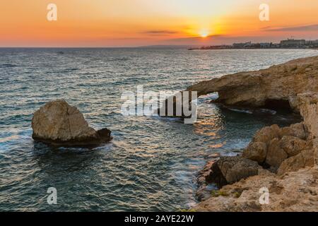 Pont amoureux au coucher du soleil à Ayia Napa - Chypre Banque D'Images