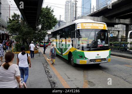 Mandaluyong City, Philippines - 13 février 2020: Passage de bus de passagers le long d'une route principale encombrée de trafic dans le métro Manille. Banque D'Images