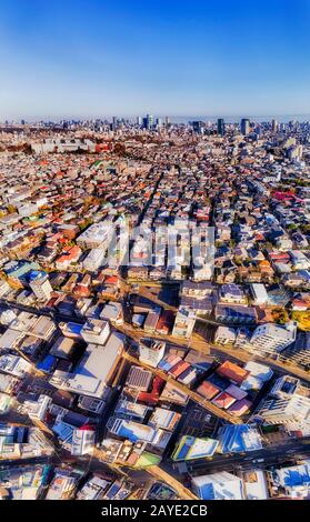 Rues locales et maisons d'appartements résidentiels de la banlieue Shimo-Kitozawa de la ville de Tokyo. Panorama aérien vertical vers la ville CBD. Banque D'Images