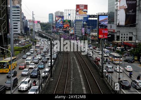 Mandaluyong City, Philippines - 13 février 2020: Voies de train vides sur une route principale encombrée de trafic dans le métro Manille. Banque D'Images