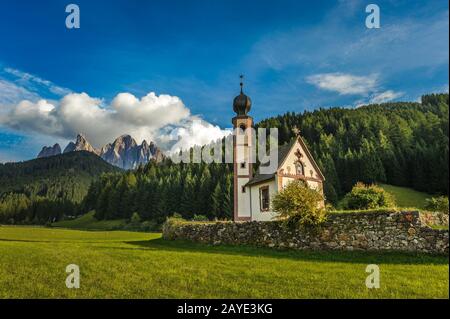 Église Saint-Jean en face de la montagne, vallée de Odle Funes, Dolomites, Italie Banque D'Images