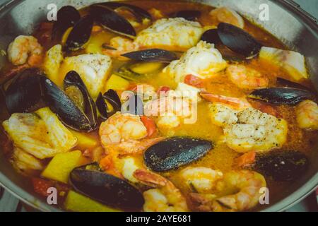 ingrédients pour une cataplana de fruits de mer portugais Banque D'Images