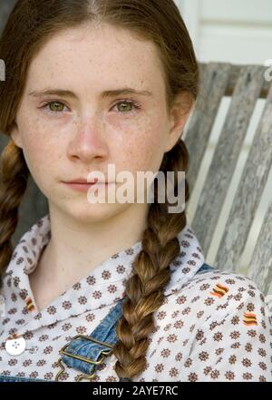 Une jolie jeune fille aux chevilles et aux queues de porc. Banque D'Images