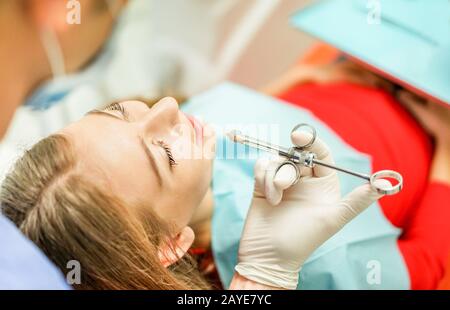 Dentiste homme médecin injectant l'anesthésie à la jeune femme avant le traitement dentaire des dents - Personnes concept de soins du corps pour un style de vie sain - Focus sur l'homme f Banque D'Images