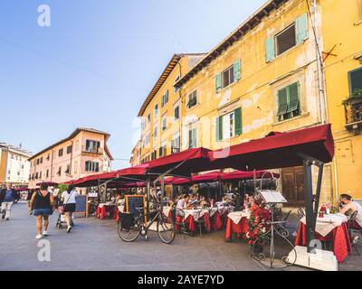 Pise, Italie - 28 mai 2017 - Les Touristes dans les restaurants et à pied près de la tour penchée de Pise Banque D'Images