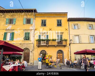 Pise, Italie - 28 mai 2017 - Les Touristes dans les restaurants et à pied près de la tour penchée de Pise Banque D'Images
