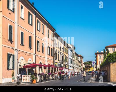 Pise, Italie - 28 mai 2017 - Les Touristes dans les restaurants et à pied près de la tour penchée de Pise Banque D'Images