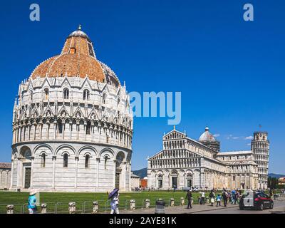 Pise, Italie - 28 mai 2017 - vue sur le front touristique du Baptistère San Giovanni Banque D'Images