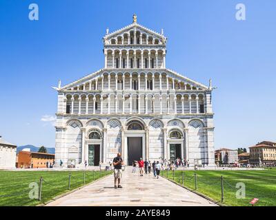 Pise, Italie - 28 mai 2017 - vue sur les touristes en face de la cathédrale de Pise Banque D'Images