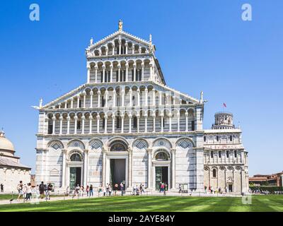 Pise, Italie - 28 mai 2017 - vue sur les touristes en face de la cathédrale de Pise Banque D'Images