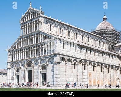 Pise, Italie - 28 mai 2017 - vue sur les touristes devant la tour de Pise et la cathédrale de Pise Banque D'Images