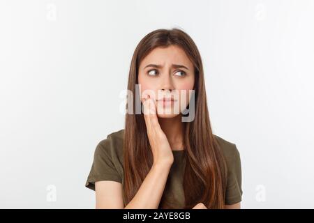 Femme de l'adolescence en appuyant sur sa joue meurtrie avec une expression douloureuse comme si elle a un mal de dent terrible Banque D'Images