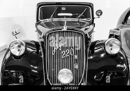 Vienne, Autriche 10.01.2015 : voiture classique noire Steyr 220 à partir de 1937. Foto noir et blanc de l'exposition du Musée de la technologie. Lieu Banque D'Images