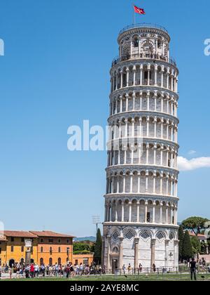 Pise, Italie - 28 mai 2017 - vue sur les touristes devant la tour de Pise et la cathédrale de Pise Banque D'Images