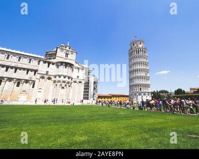 Pise, Italie - 28 mai 2017 - vue sur les touristes devant la tour de Pise et la cathédrale de Pise Banque D'Images