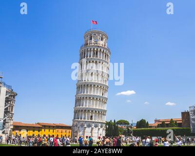 Pise, Italie - 28 mai 2017 - vue sur les touristes devant la tour de Pise et la cathédrale de Pise Banque D'Images