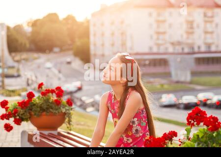 Portrait d'une jolie jeune fille souriante et amusante en plein air en soirée d'été Banque D'Images