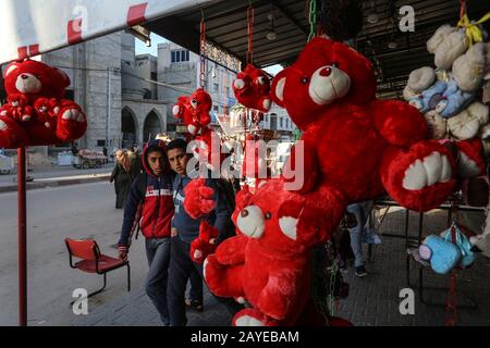 Les Palestiniens vont dans les magasins pour acheter des cadeaux de Saint-Valentin à Khan Younis, dans le sud de la bande de Gaza, le 13 février 2020. Photo D'Abed Rahim Khatib Banque D'Images