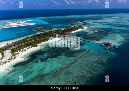 Vue aérienne, lagon de l'île des Maldives Olhuveli avec des bungalows d'eau South Male Atoll, Maldives Banque D'Images