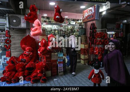 Les Palestiniens vont dans les magasins pour acheter des cadeaux de Saint-Valentin à Khan Younis, dans le sud de la bande de Gaza, le 13 février 2020. Photo D'Abed Rahim Khatib Banque D'Images