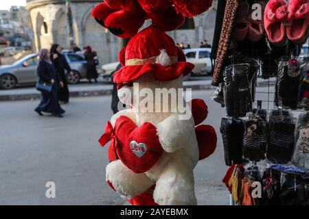 Les Palestiniens vont dans les magasins pour acheter des cadeaux de Saint-Valentin à Khan Younis, dans le sud de la bande de Gaza, le 13 février 2020. Photo D'Abed Rahim Khatib Banque D'Images