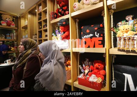 Les Palestiniens vont dans les magasins pour acheter des cadeaux de Saint-Valentin à Khan Younis, dans le sud de la bande de Gaza, le 13 février 2020. Photo D'Abed Rahim Khatib Banque D'Images