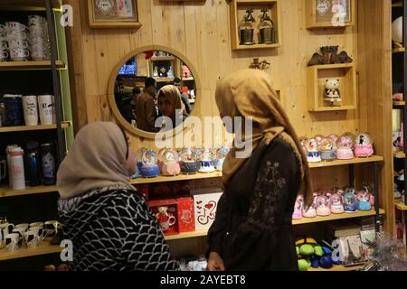 Les Palestiniens vont dans les magasins pour acheter des cadeaux de Saint-Valentin à Khan Younis, dans le sud de la bande de Gaza, le 13 février 2020. Photo D'Abed Rahim Khatib Banque D'Images