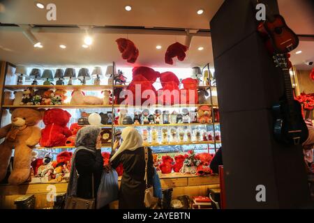 Les Palestiniens vont dans les magasins pour acheter des cadeaux de Saint-Valentin à Khan Younis, dans le sud de la bande de Gaza, le 13 février 2020. Photo D'Abed Rahim Khatib Banque D'Images