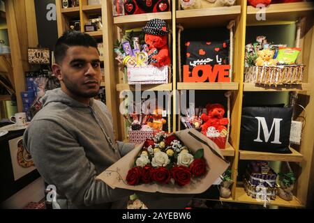 Les Palestiniens vont dans les magasins pour acheter des cadeaux de Saint-Valentin à Khan Younis, dans le sud de la bande de Gaza, le 13 février 2020. Photo D'Abed Rahim Khatib Banque D'Images