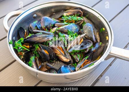 Les moules cuites à la vapeur dans une casserole. De délicieux fruits de mer plate. Banque D'Images
