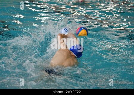 Orenbourg, Russia-May 4, 2017 ans : les garçons jouer au water-polo à l'eau de la ville tournoi de polo Banque D'Images