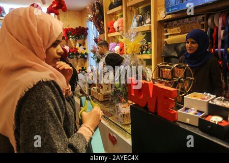 Les Palestiniens vont dans les magasins pour acheter des cadeaux de Saint-Valentin à Khan Younis, dans le sud de la bande de Gaza, le 13 février 2020. Photo D'Abed Rahim Khatib Banque D'Images