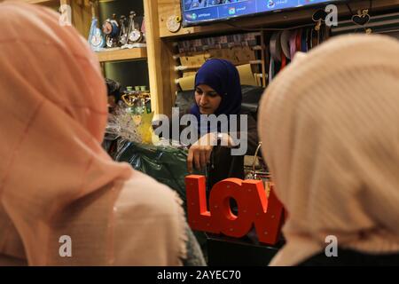 Les Palestiniens vont dans les magasins pour acheter des cadeaux de Saint-Valentin à Khan Younis, dans le sud de la bande de Gaza, le 13 février 2020. Photo D'Abed Rahim Khatib Banque D'Images