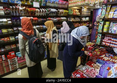 Les Palestiniens vont dans les magasins pour acheter des cadeaux de Saint-Valentin à Khan Younis, dans le sud de la bande de Gaza, le 13 février 2020. Photo D'Abed Rahim Khatib Banque D'Images