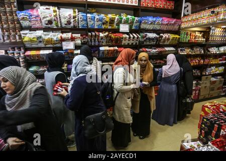 Les Palestiniens vont dans les magasins pour acheter des cadeaux de Saint-Valentin à Khan Younis, dans le sud de la bande de Gaza, le 13 février 2020. Photo D'Abed Rahim Khatib Banque D'Images