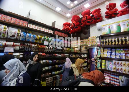 Les Palestiniens vont dans les magasins pour acheter des cadeaux de Saint-Valentin à Khan Younis, dans le sud de la bande de Gaza, le 13 février 2020. Photo D'Abed Rahim Khatib Banque D'Images