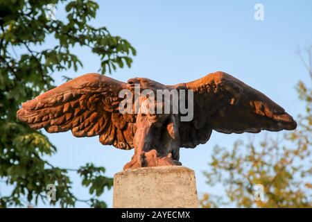 un aigle en pierre sur un socle d'une statue Banque D'Images