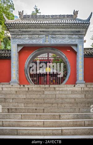 Temple bouddhiste au pied de la montagne Huashan Banque D'Images