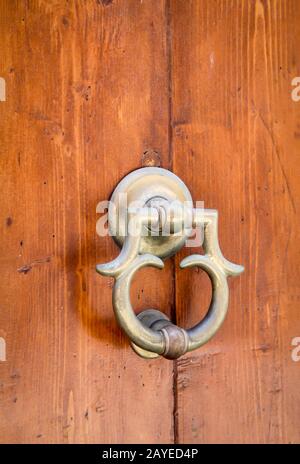 Un knocker de porte métallique en laiton ancien sur une porte en bois Banque D'Images