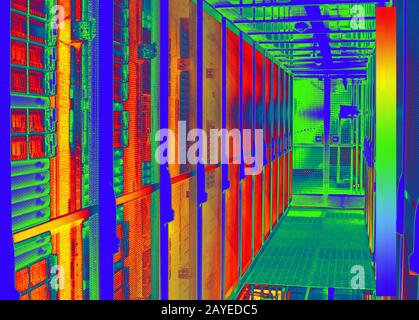 Aucune illustration image thermique avec caméra thermique d'une allée froide avec racks de serveurs dans un Banque D'Images