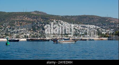 Bateaux et yachts dans le port de Bodrum dans le pays de la Turquie Banque D'Images