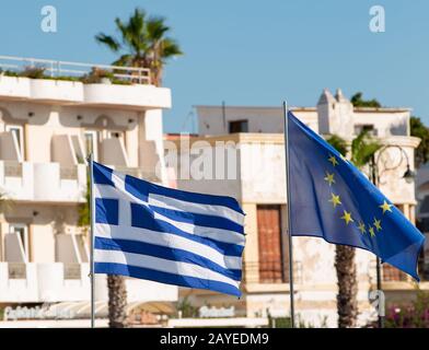 Drapeau de la Grèce et drapeau de l'Europe devant les palmiers sur l'île de Kos Banque D'Images