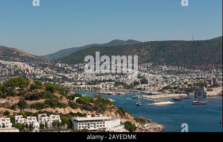 Bateaux et yachts dans le port de Bodrum dans le pays de la Turquie Banque D'Images