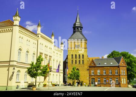 Mairie et Église Sternberg, Mecklembourg-Poméranie-Occidentale, Allemagne Banque D'Images