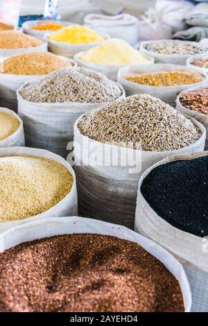 Produits alimentaires séchés vendus au marché Chorsu à Tachkent Banque D'Images